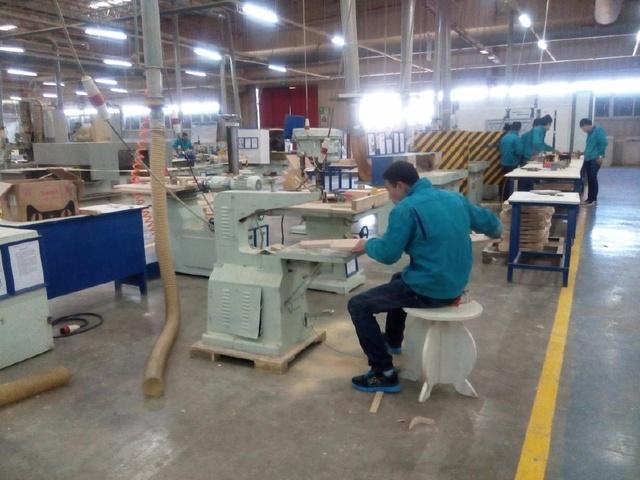 现代木制家具生产工厂现场机械设备图片,看看你认识哪几种?